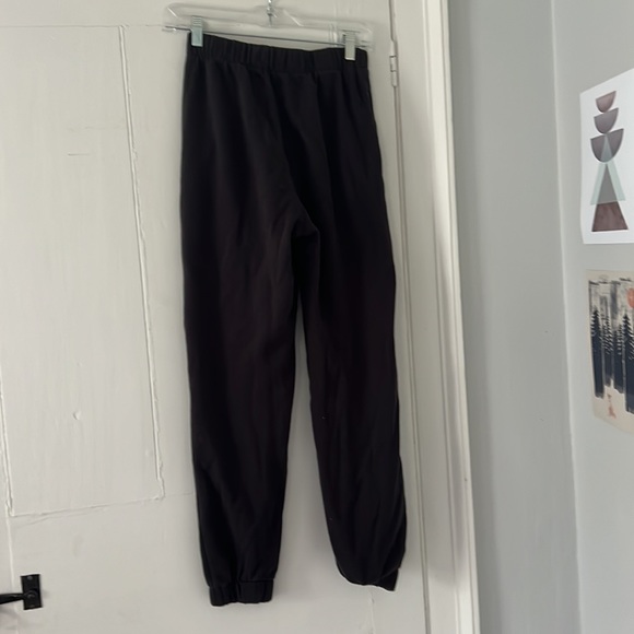 Dark grey engraved daisy, ultra high rise Hollister sweatpants - Picture 3 of 3